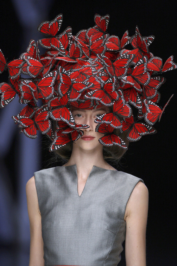 Butterfly-headdress-of-hand-painted-turkey-feathers-Philip-Treacy-for-Alexander-McQueen-La-Dame-Bleu-Spring-Summer-2008-copyright-Anthea-Sims