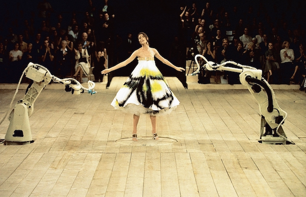 Spray-painted-dress-No.-13-SS-1999-Model-Shalom-Harlow-represented-by-dna-model-management-New-York-Image-Catwalking