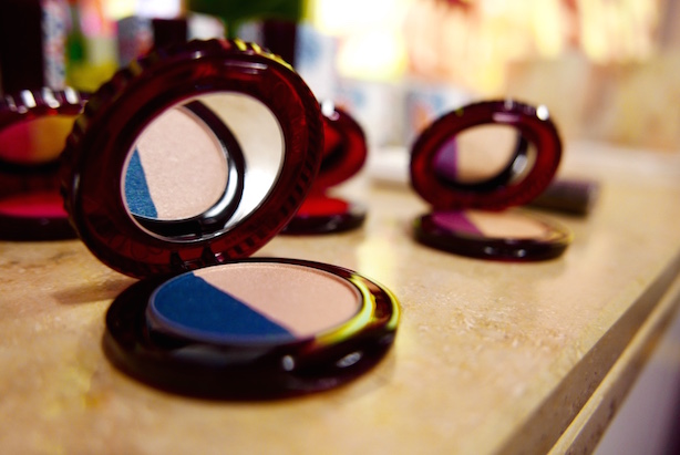 Eye colour Olé (002) - a dynamic duo of bold blue and pigmented pink