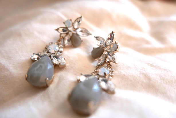 Very pretty earring that I bought for a wedding and never wore.. and I pick them up and try them on at every so often... but I never wear them. I've donated these as well.